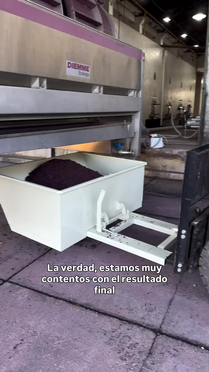 Tolva fabricada a medida en uso en una bodega